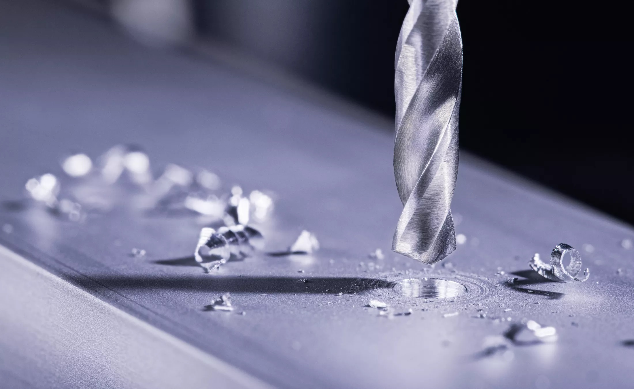 Línea de producción con operarios trabajando en envases plásticos