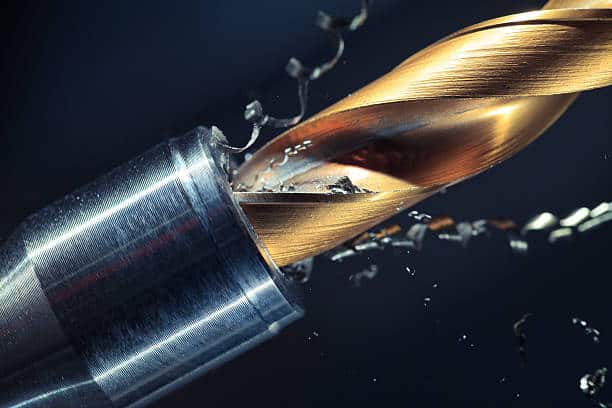 Operario realizando control de calidad con equipo de medición