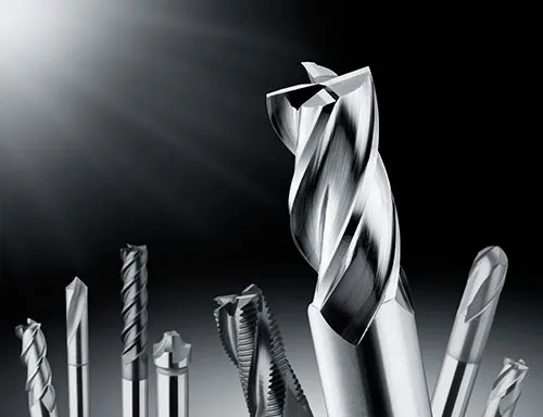 Línea de producción con operarios trabajando en envases plásticos